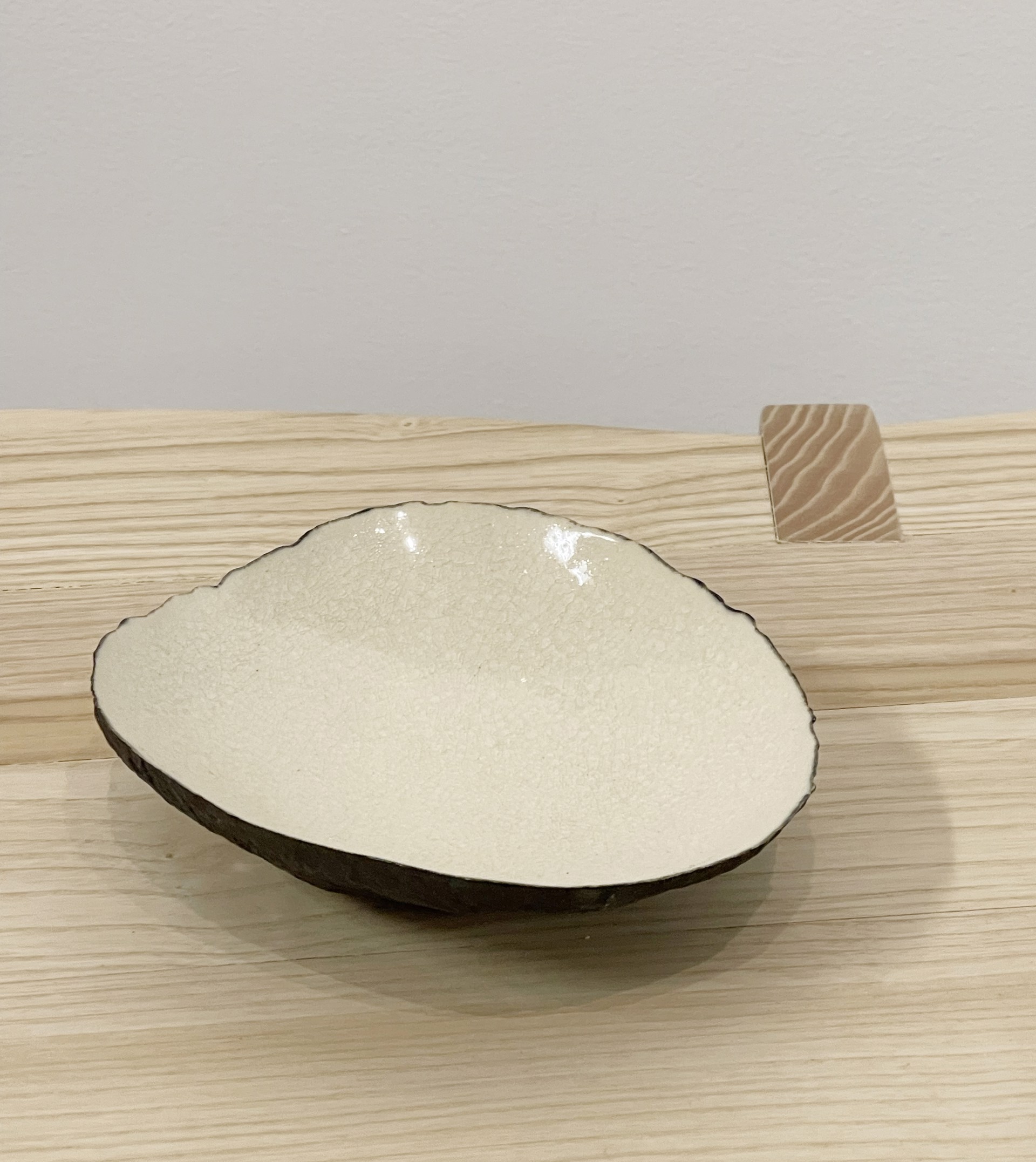 White crackled ceramic by Cristina Salusti