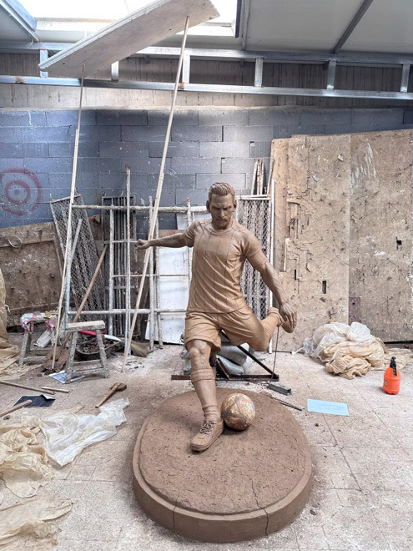 Full clay figure with ball and oval base in the workshop