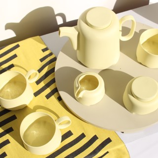 Tableware by Eva Radulova & Scarf by Jennifer Shellard Tableware by Eva Radulova & Scarf by Jennifer Shellard